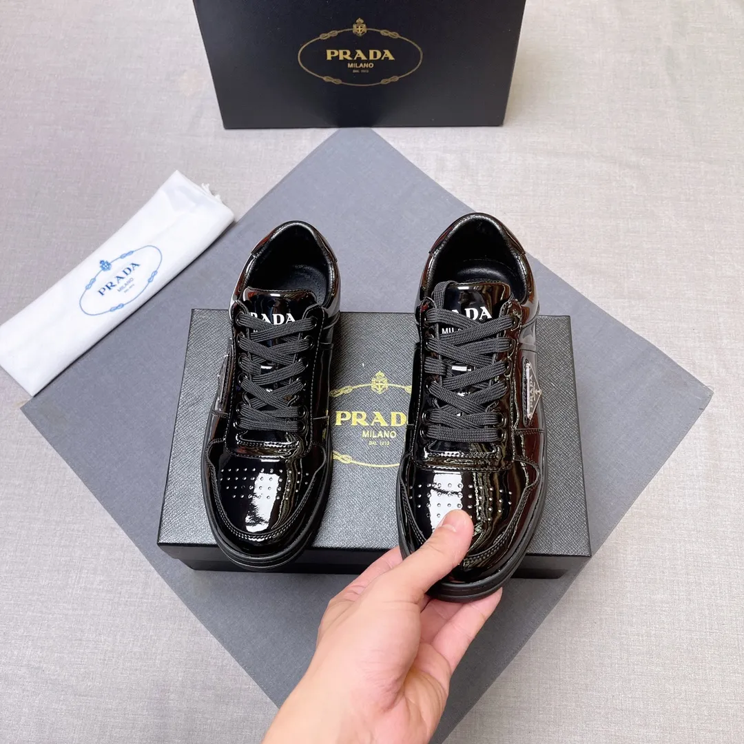 P380 Prada Prada's new men's leather sneakers, the highest version on the market, any comparison is welcome🆚! The original leather has excellent texture and is super high-end! Fetal sheep net lining imported from Italy, removable pad! Luxurious materials and fine workmanship, highly recommended! Code number 38-45 No. 058